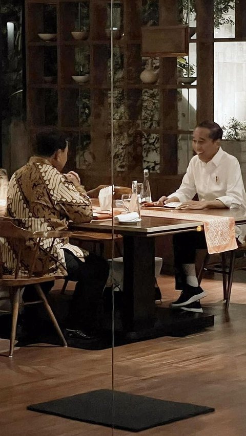 FOTO: Penuh Tawa, Ini Momen Akrab Jokowi dan Prabowo Makan Malam Bareng di Menteng