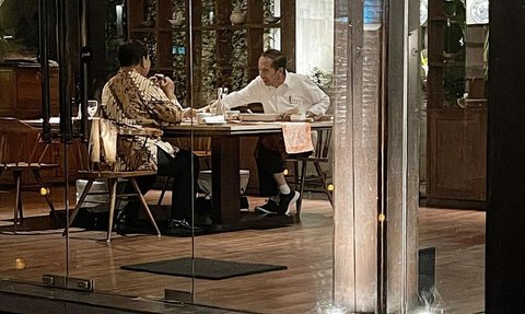 FOTO: Penuh Tawa, Ini Momen Akrab Jokowi dan Prabowo Makan Malam Bareng di Menteng