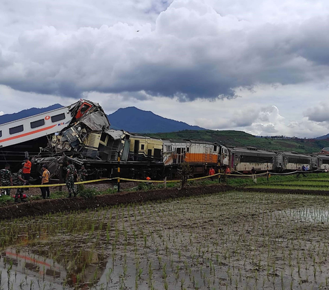 Evakuasi Rampung, Jalur Kereta Api di Cicalengka Bisa Dilalui dengan Kecepatan 20 Km/Jam