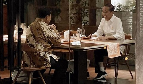 Pertama, Prabowo dan Jokowi terlihat menikmati makanan. Sementara, pada foto kedua, Jokowi tampak tertawa lebar di depan Prabowo.