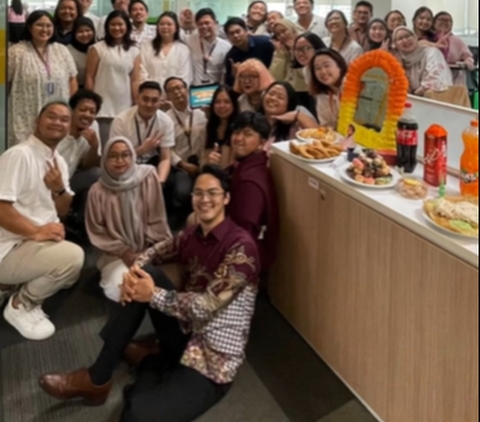 Exciting! Moment when a woman is proposed by a colleague at the office, competing in pantun (traditional Malay poem) goes viral and makes people smile