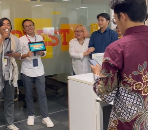 Exciting! Moment when a woman is proposed by a colleague at the office, competing in pantun (traditional Malay poem) goes viral and makes people smile