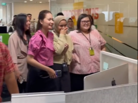 Exciting! Moment when a woman is proposed by a colleague at the office, competing in pantun (traditional Malay poem) goes viral and makes people smile