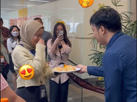 Exciting! A Moment of a Woman Being Proposed to by a Colleague with Viral Poetry That Makes You Smile