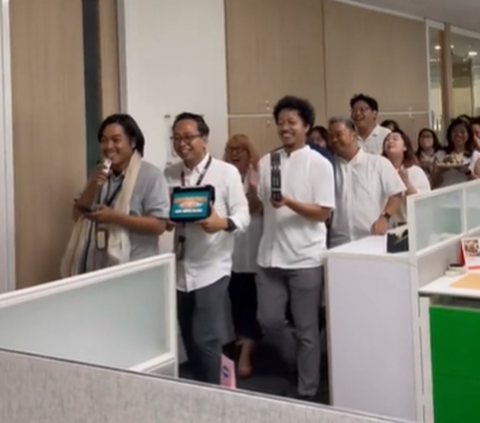 Exciting! Moment when a woman is proposed by a colleague at the office, competing in pantun (traditional Malay poem) goes viral and makes people smile