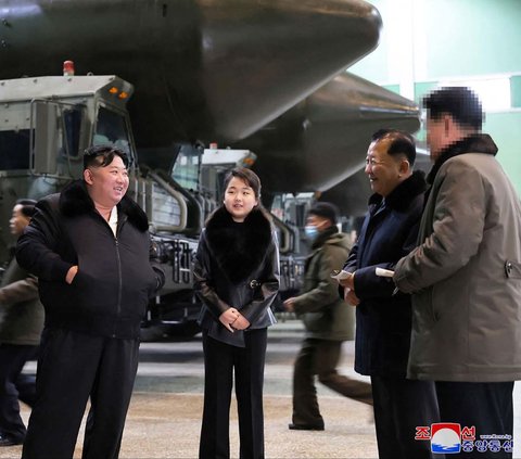 FOTO: Momen Kim Jong-un Ajak Putrinya Tinjau Pabrik Produksi Kendaraan Peluncur Rudal di Lokasi Rahasia