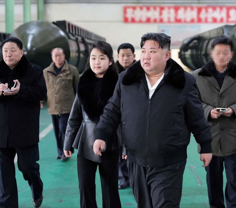 FOTO: Momen Kim Jong-un Ajak Putrinya Tinjau Pabrik Produksi Kendaraan Peluncur Rudal di Lokasi Rahasia