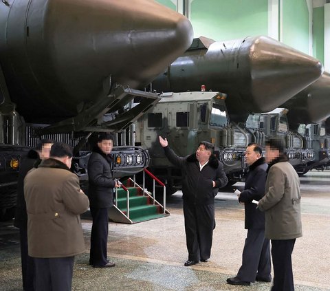 FOTO: Momen Kim Jong-un Ajak Putrinya Tinjau Pabrik Produksi Kendaraan Peluncur Rudal di Lokasi Rahasia