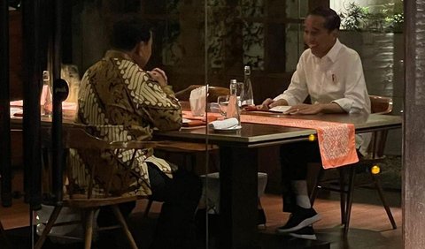 Presiden Joko Widodo atau Jokowi makan malam bersama Menteri Pertahanan (Menhan) sekaligus calon presiden (capres) nomor urut 2, Prabowo Subianto, Jumat (5/1). <br>