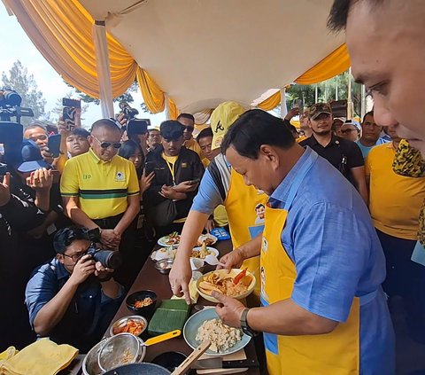Didampingi Airlangga, Prabowo Masak Nasi Goreng di Stadion Pakansari