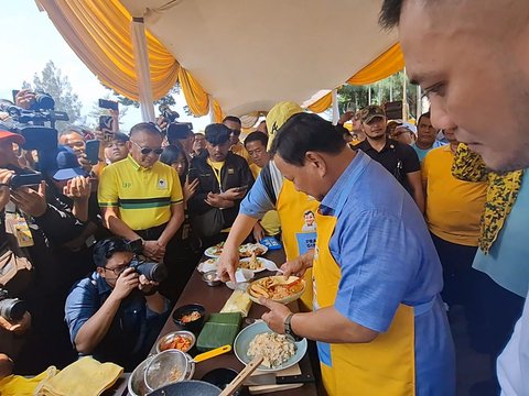 Didampingi Airlangga, Prabowo Masak Nasi Goreng di Stadion Pakansari