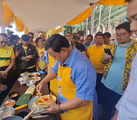 Didampingi Airlangga, Prabowo Masak Nasi Goreng di Stadion Pakansari