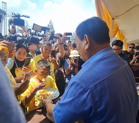 Didampingi Airlangga, Prabowo Masak Nasi Goreng di Stadion Pakansari