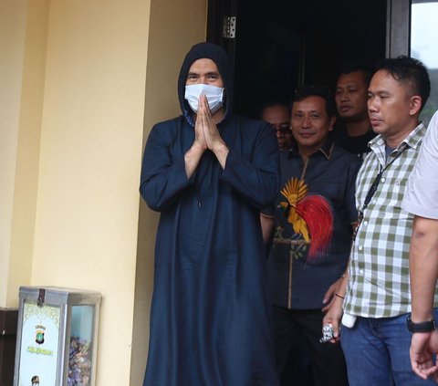 Artis Saipul Jamil menyapa awak media saat menghadiri konferensi pers di Mapolsek Tambora, Jakarta Barat, Sabtu (6/1/2023). Saipul Jamil akhirnya dibebaskan setelah ditangkap aparat kepolisian pada Jumat (5/1) kemarin.