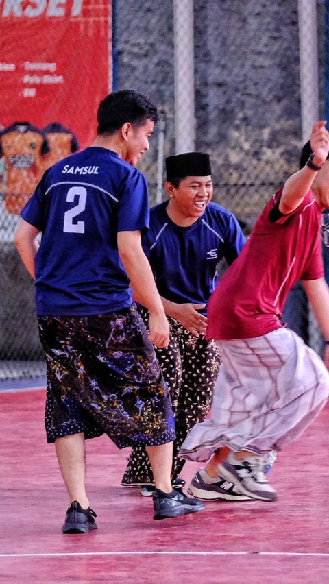 Saat Gibran Main Futsal Bareng Gus se-Jawa, Pakai Sarung dan Jersey 'Samsul'