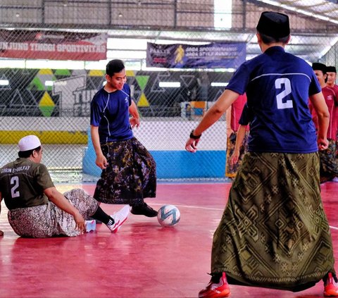 Saat Gibran Main Futsal Bareng Gus se-Jawa, Pakai Sarung dan Jersey 'Samsul'