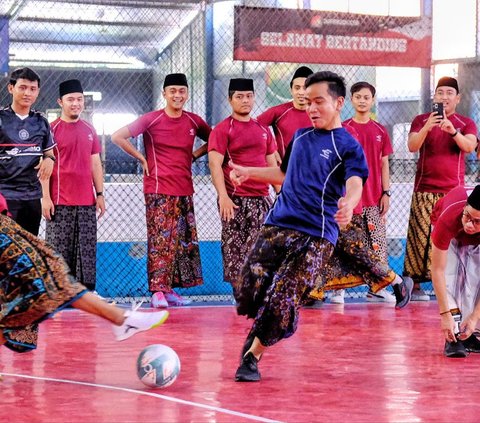 Saat Gibran Main Futsal Bareng Gus se-Jawa, Pakai Sarung dan Jersey 'Samsul'