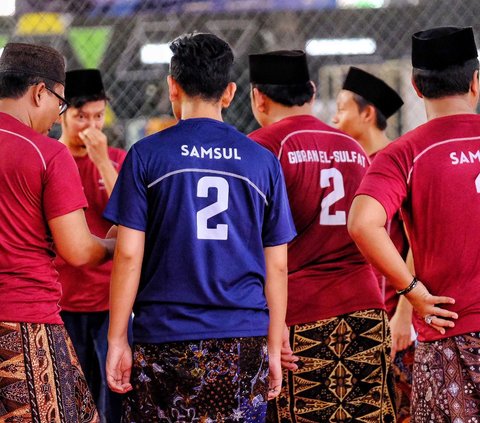 Saat Gibran Main Futsal Bareng Gus se-Jawa, Pakai Sarung dan Jersey 'Samsul'