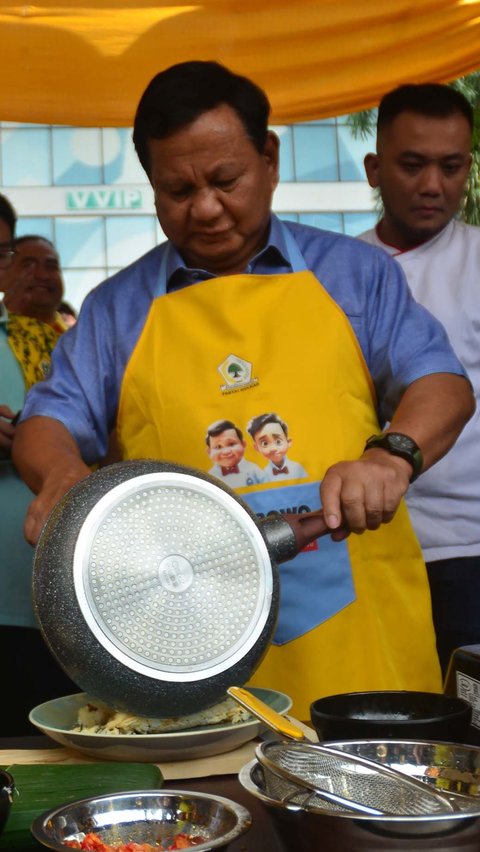 FOTO: Gaya Prabowo Bikin Nasi Goreng Saat Hadiri Lomba Masak Partai Golkar