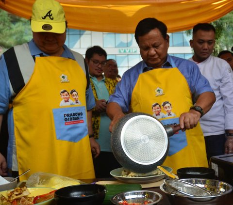 Calon Presiden nomor urut 2, Prabowo Subianto menghadiri lomba memasak dalam Konsolidasi Partai Golkar Menuju Pemilu Damai 2024 di Stadion Pakansari, Kabupaten Bogor, Jawa Barat, Sabtu (6/1/2024). Prabowo juga turut memasak salah satu makanan Indonesia yakni, nasi goreng.