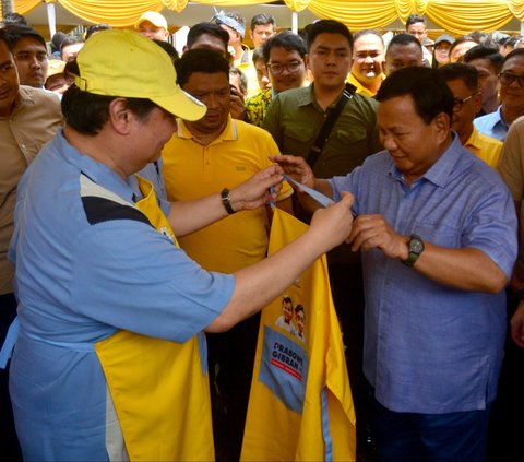 FOTO: Gaya Prabowo Bikin Nasi Goreng Saat Hadiri Lomba Masak Partai Golkar