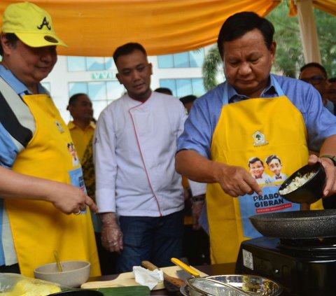 FOTO: Gaya Prabowo Bikin Nasi Goreng Saat Hadiri Lomba Masak Partai Golkar