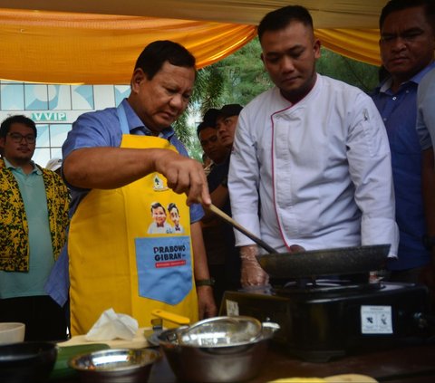 FOTO: Gaya Prabowo Bikin Nasi Goreng Saat Hadiri Lomba Masak Partai Golkar