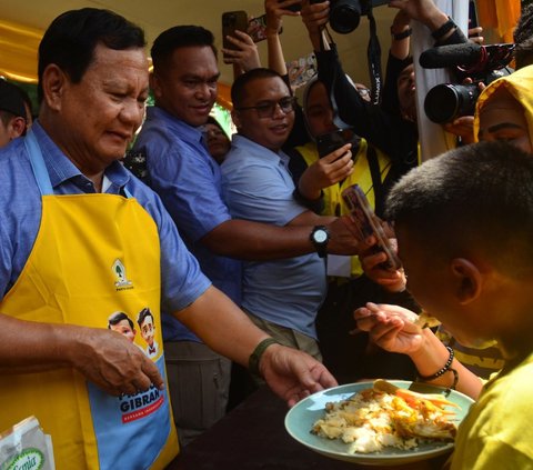 FOTO: Gaya Prabowo Bikin Nasi Goreng Saat Hadiri Lomba Masak Partai Golkar