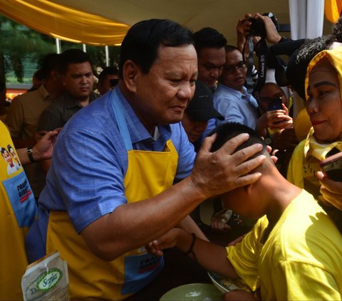 FOTO: Gaya Prabowo Bikin Nasi Goreng Saat Hadiri Lomba Masak Partai Golkar