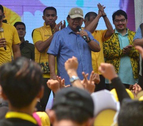 FOTO: Gaya Prabowo Bikin Nasi Goreng Saat Hadiri Lomba Masak Partai Golkar