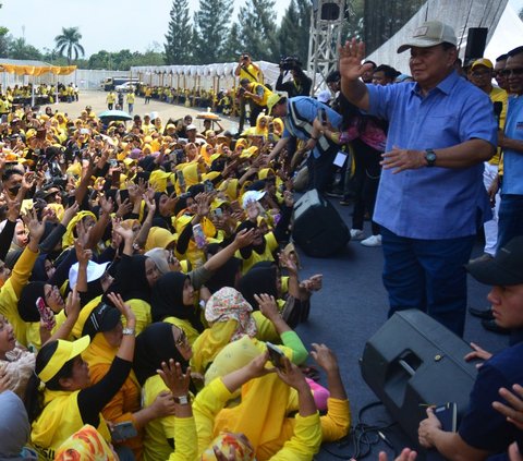 FOTO: Gaya Prabowo Bikin Nasi Goreng Saat Hadiri Lomba Masak Partai Golkar