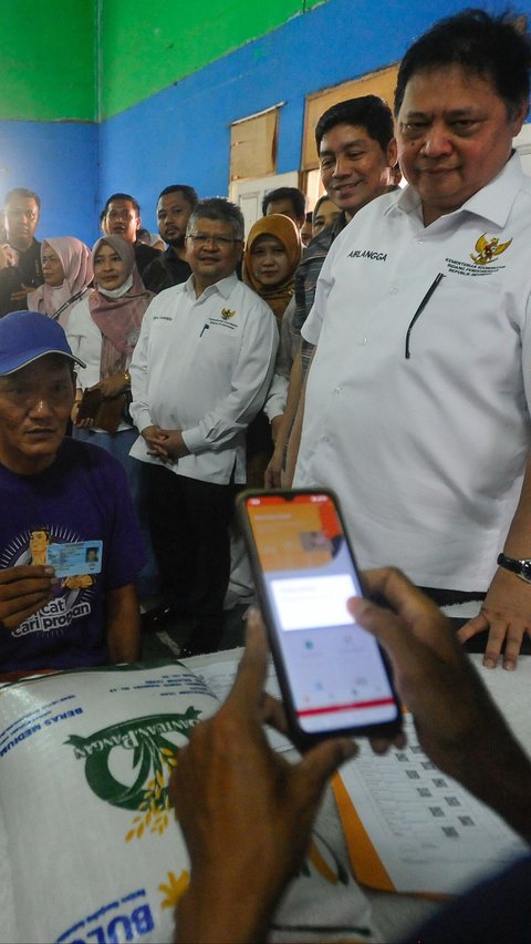 FOTO: Menko Airlangga Bagikan 2.200 BLT El Nino ke Warga Kabupaten Bogor