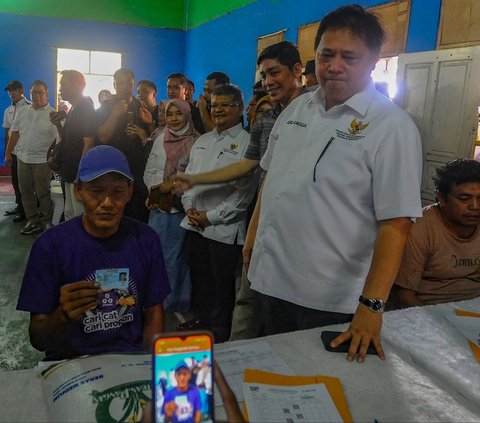 FOTO: Menko Airlangga Bagikan 2.200 BLT El Nino ke Warga Kabupaten Bogor