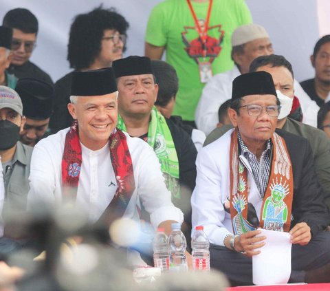 Pasangan capres-cawapres nomor urut 3, Ganjar Pranowo-Mahfud MD menghadiri acara deklarasi dukungan dari Forum Betawi Rempug (FBR) di Cilincing, Jakarta Timur, Sabtu (6/1/2024). Selain forum Betawi, juga ada dukungan dari Ikatan Keluarga Madura (Ikama).