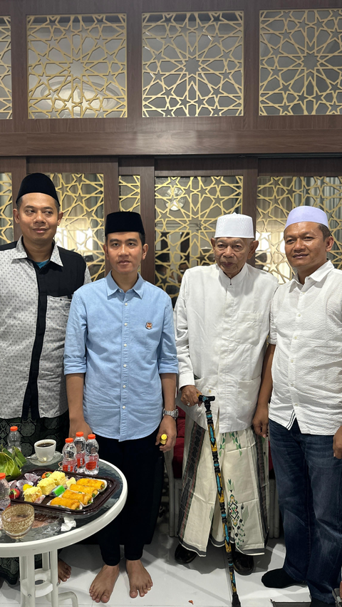 <br><br>Gibran Sowan ke Ulama Sepuh Cirebon Ayib Thohir, Minta Doa Supaya Jalan Dipermudah