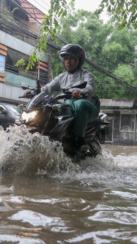 Hujan Deras Guyur Jakarta Sore Ini, 3 RT dan 4 Ruas Jalan Terendam Banjir