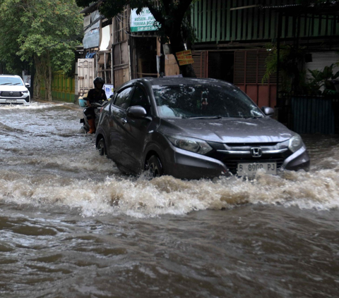 Hujan Deras Guyur Jakarta Sore Ini, 3 RT dan 4 Ruas Jalan Terendam Banjir