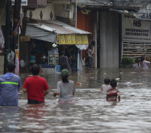 Hujan Deras Guyur Jakarta Sore Ini, 3 RT dan 4 Ruas Jalan Terendam Banjir