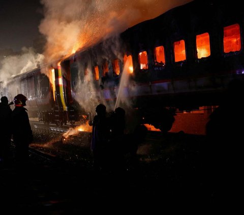 Insiden kebakaran dahsyat menimpa sebuah kereta penuh penumpang di Dhaka, Bangladesh, pada Jumat (5/1/2024) malam waktu setempat. Kepolisian mencurigai kereta tersebut sengaja dibakar orang dalam serangan menjelang Pemilu.