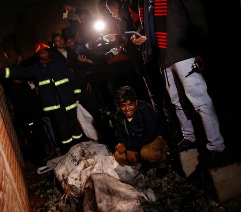 FOTO: Ngeri! Kereta Penuh Penumpang Diduga Dibakar Jelang Pemilu di Bangladesh, 5 Orang Tewas