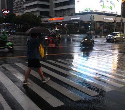 FOTO: Waspada Potensi Hujan Disertai Petir dan Angin Kencang di DKI Jakarta
