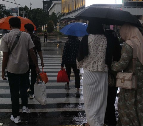 FOTO: Waspada Potensi Hujan Disertai Petir dan Angin Kencang di DKI Jakarta