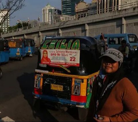 Alat Peraga Kampanye (APK) terpasang pada kaca bagian belakang sebuah bajaj di kawasan Tanah Abang, Jakarta, Jumat (5/1/2024). Jelang Pemilu 2024, semakin banyak APK dengan wajah para politikus terpasang di angkutan umum. perkotaan.