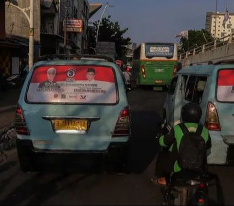 FOTO: Meski Dilarang, Angkutan Umum Tetap Jadi Sasaran Pemasangan Alat Kampanye