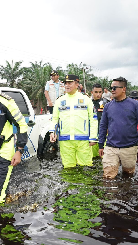 Aksi Jenderal Bintang Dua Nyemplung Banjir-banjiran Atur Lalu Lintas