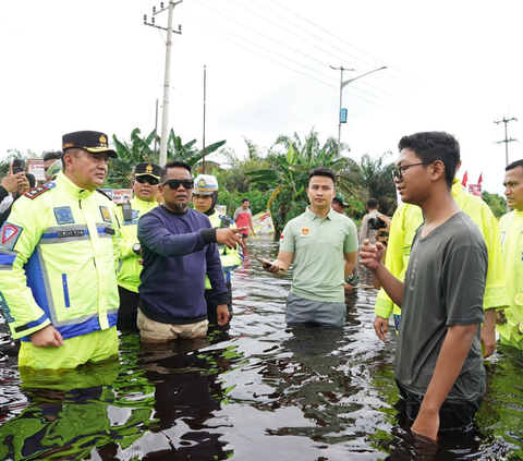 Aksi Jenderal Bintang Dua Nyemplung Banjir-banjiran Atur Lalu Lintas