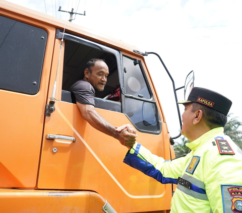 Aksi Jenderal Bintang Dua Nyemplung Banjir-banjiran Atur Lalu Lintas