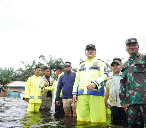 Aksi Jenderal Bintang Dua Nyemplung Banjir-banjiran Atur Lalu Lintas