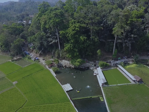 Sensasi Unik Berenang di Mata Air Cikandung Sumedang, Kolamnya Jernih dan Ada di Tengah Sawah