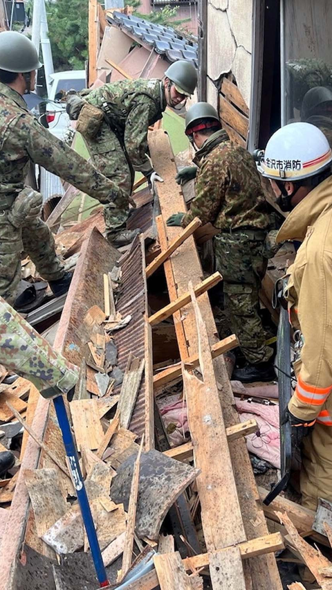 Tiga Hari Tertimbun Reruntuhan Rumah Akibat Gempa, Nenek 80 Tahun di Jepang Selamat